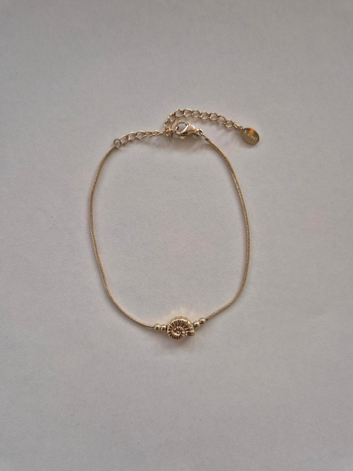 Bedelarmband Schelp — Ocean & Soul (goud en zilver)