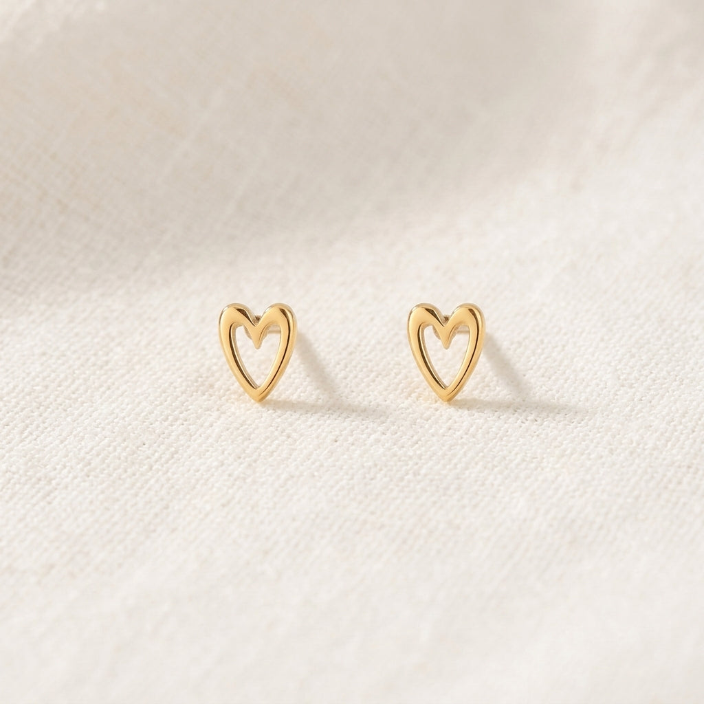 Open hartje oorknopjes in warm goud, productfoto