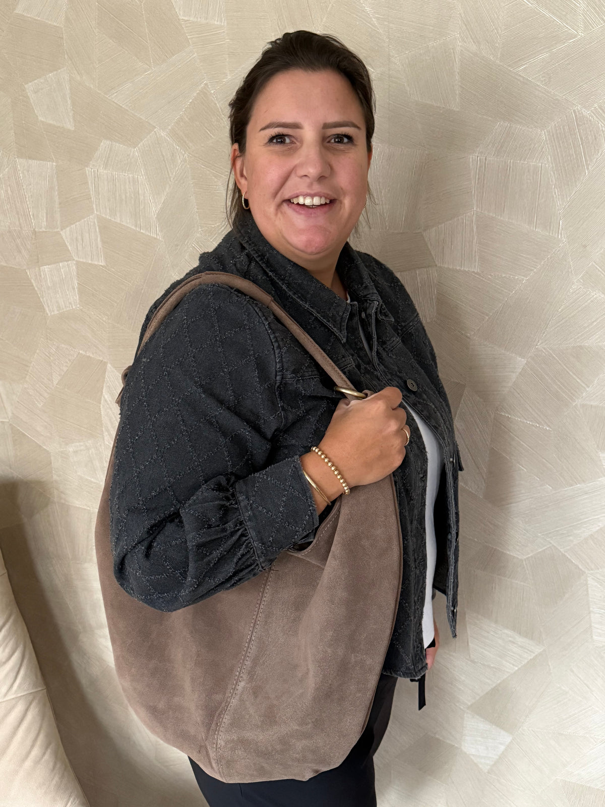 Styling look met suède schoudertas in taupe, Soul Goods