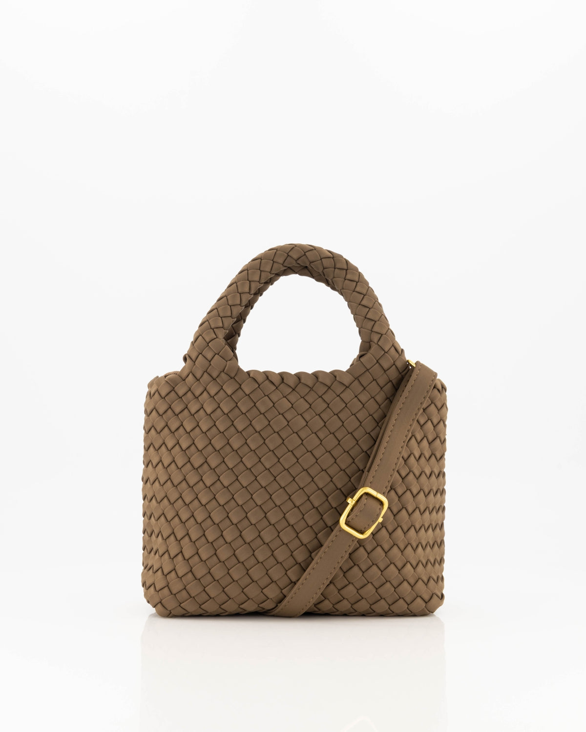 Bruine gevlochten handtas, met lange riem met gouden detail