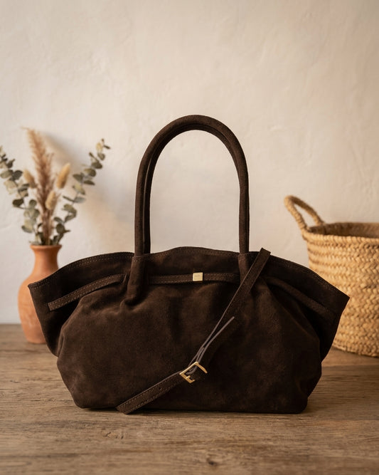 Donkerbruine suède shopper Coline van Teatro op houten tafel