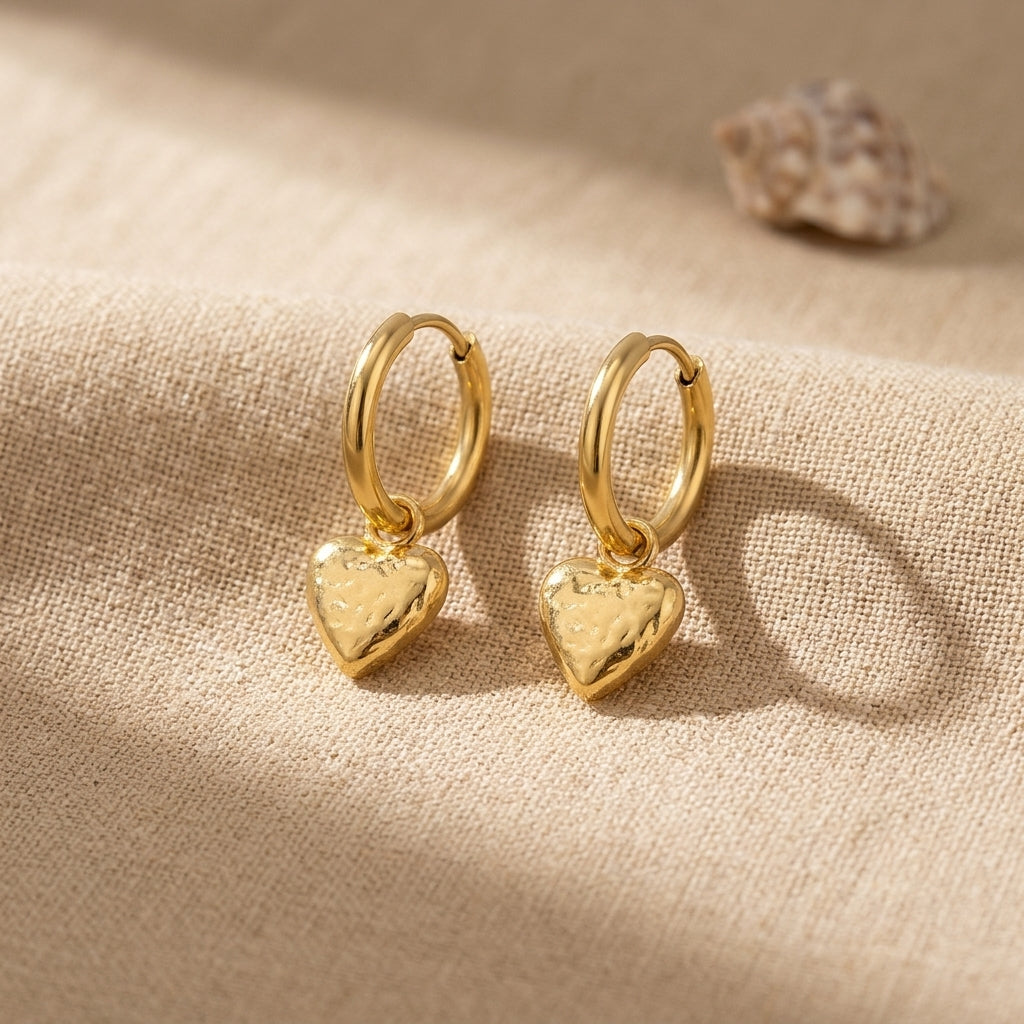 Gouden oorringen met hartje bedel van By Jam Gioielli, Soul Goods