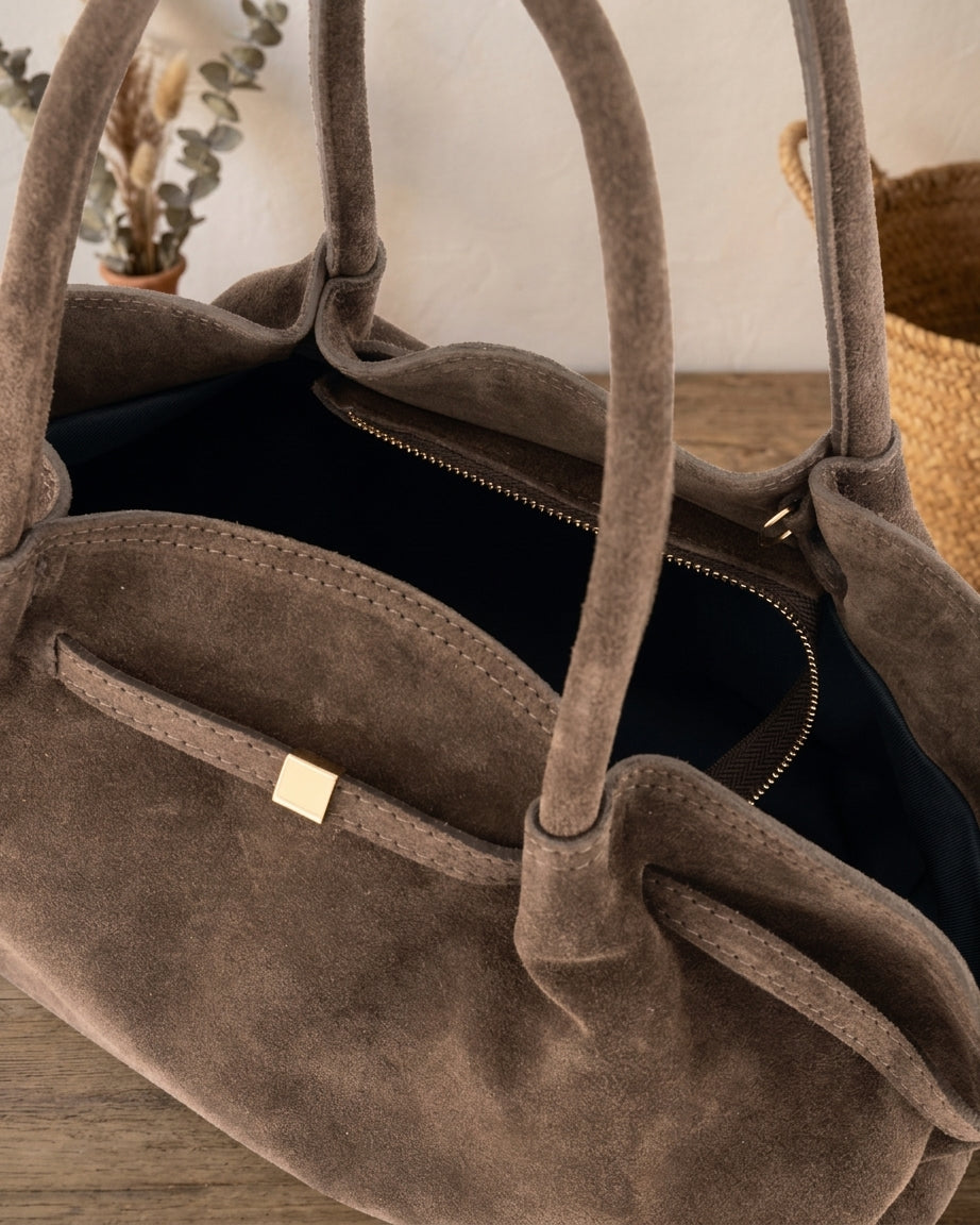 Detail van suède Coline tas in taupe, kwaliteitstructuur
