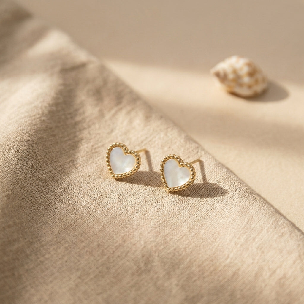 Hartje oorknopjes in warm goud met parelmoer, Soul Goods