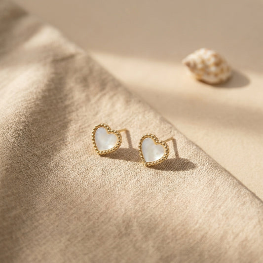Hartje oorknopjes in warm goud met parelmoer, Soul Goods