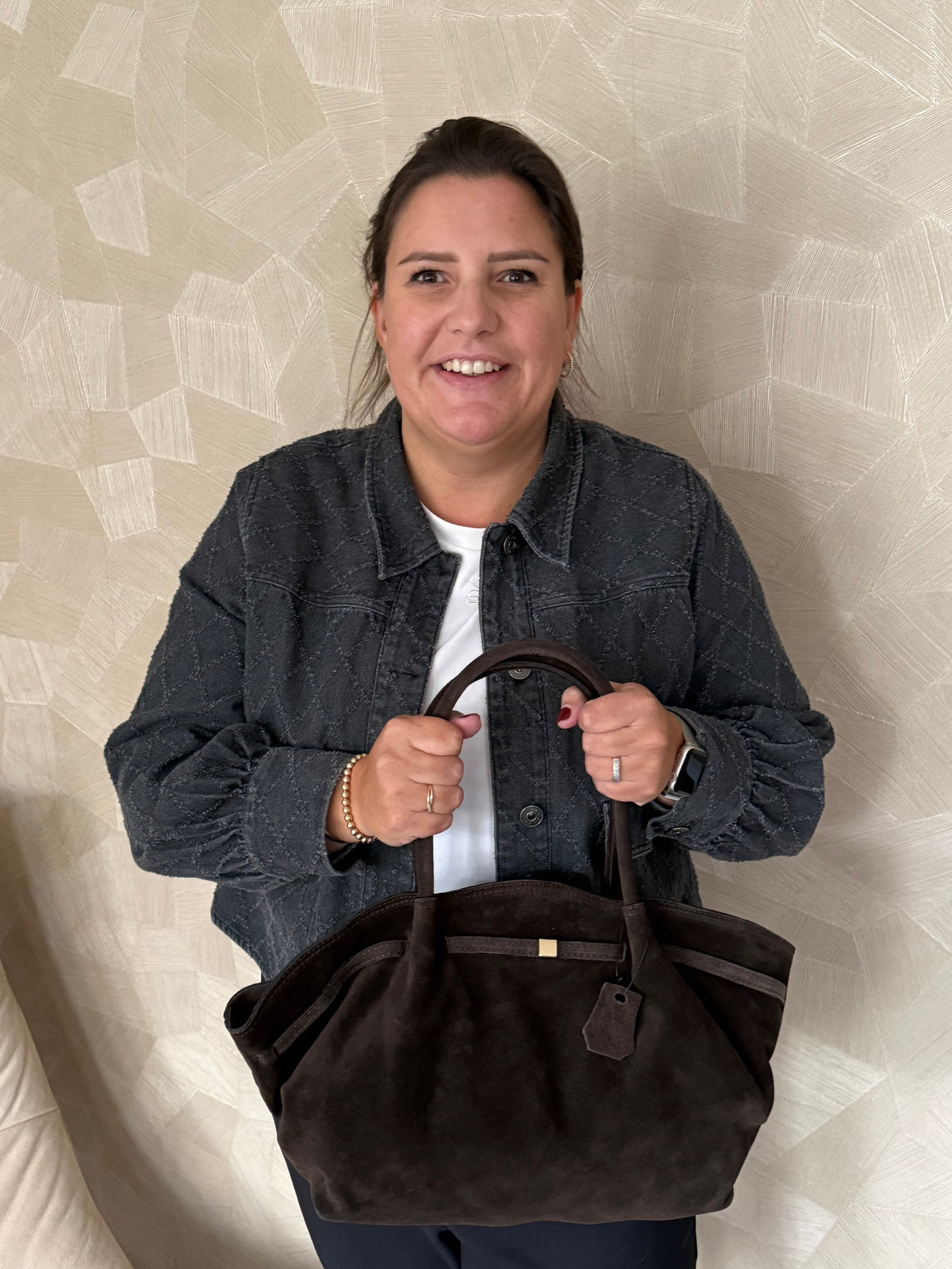 Dame draagt Suède shopper Coline in donkerbruin, stylingfoto