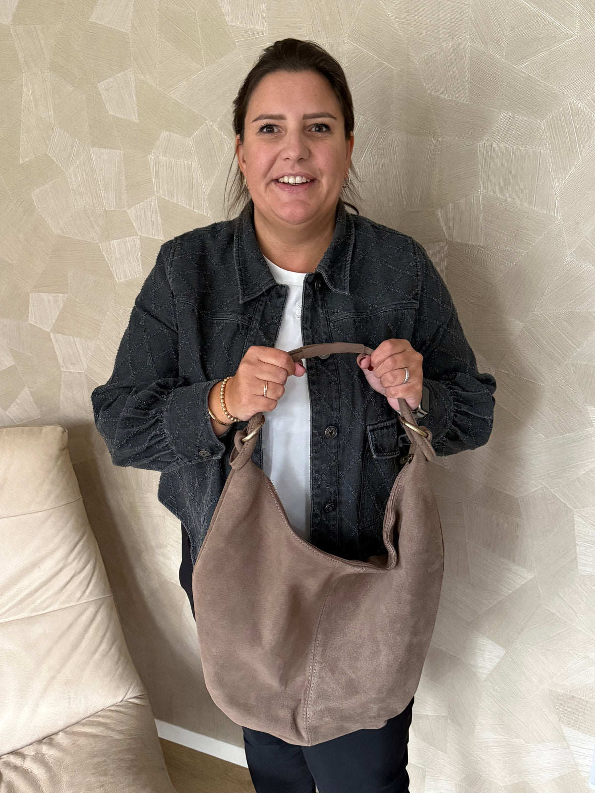 Dame draagt taupe suède schoudertas, styling look