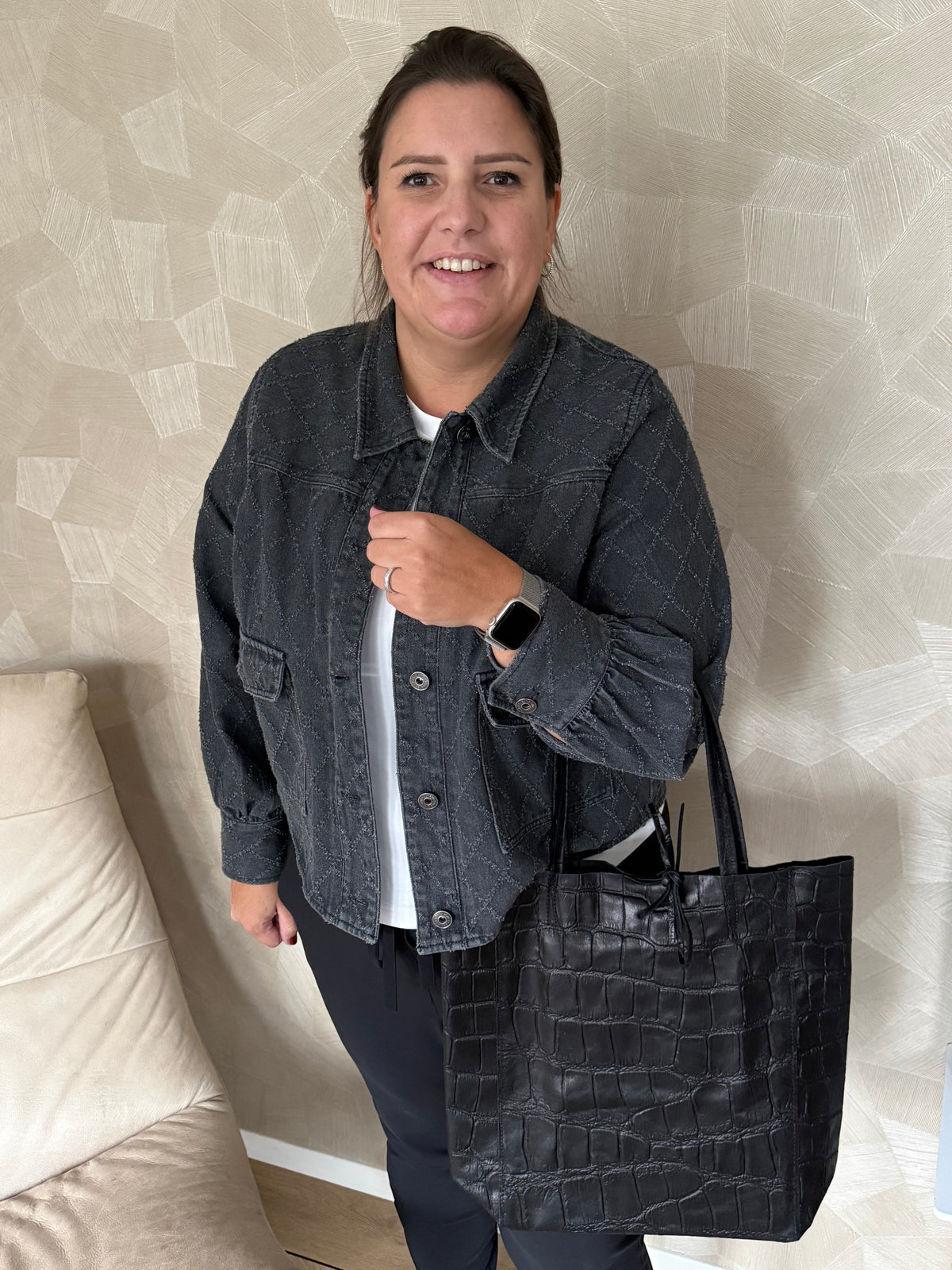 Dame draagt zwarte Croco shopper van Teatro, styling look