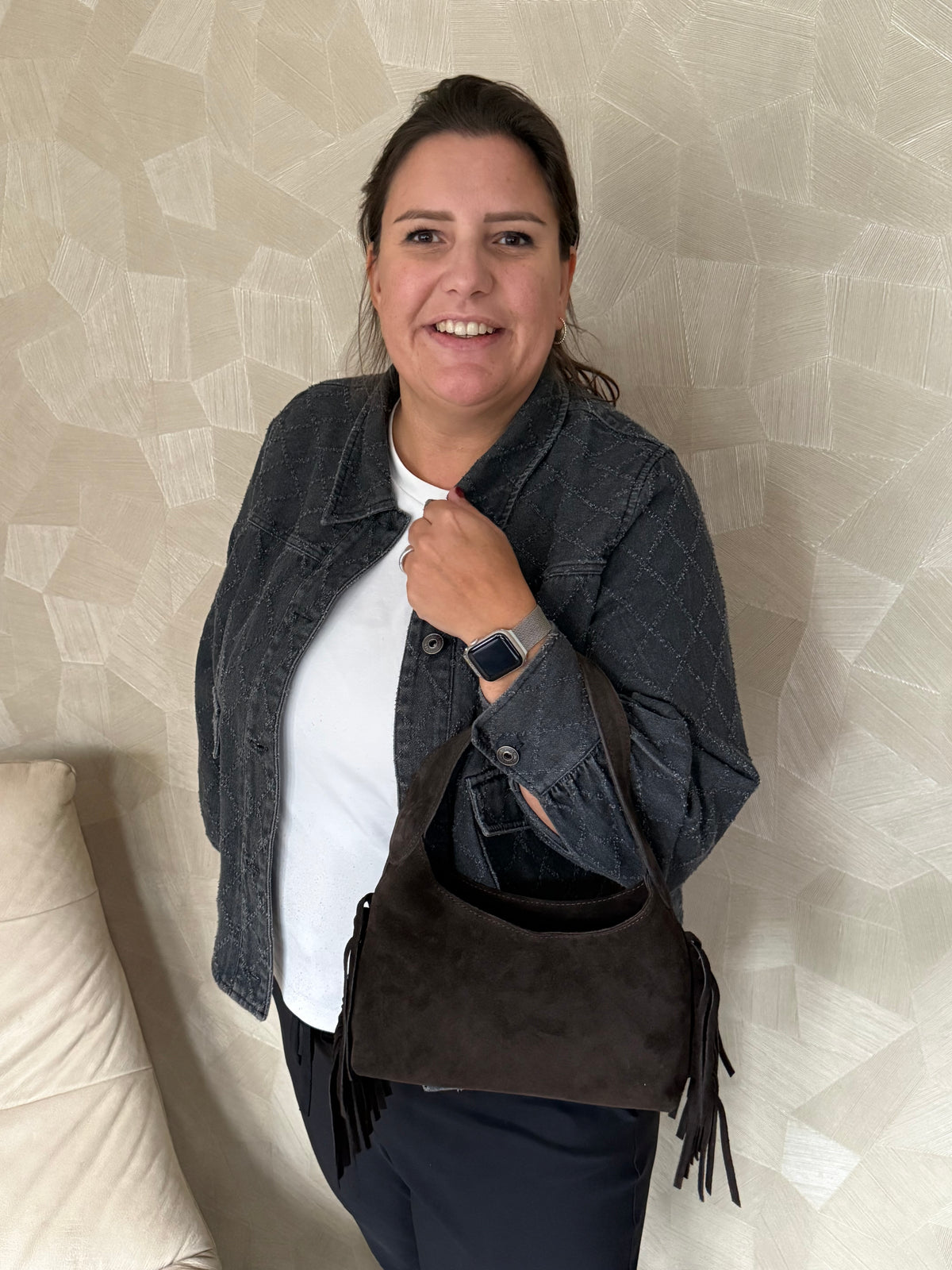 Dame draagt bruine Franjes handtas van Teatro, styling look