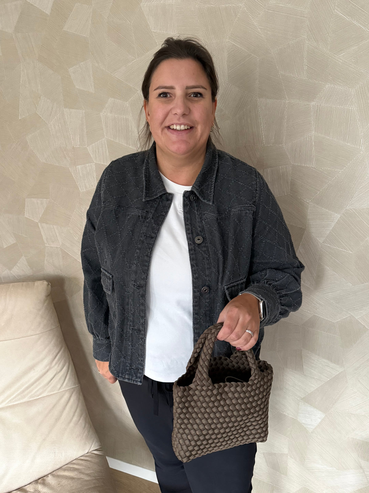 Dame draagt bruine gevlochten handtas, Soul Goods styling